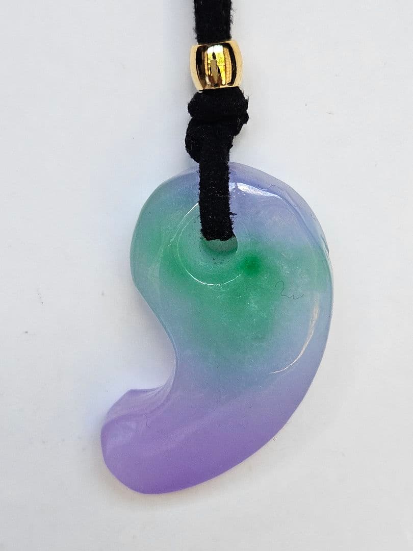 美品　レインボー 翡翠勾玉　　　　　　ペンダント ☆10,800円☆