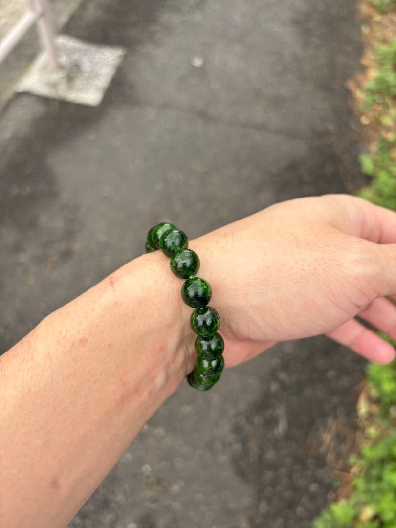 見てたらなんか違う！めちゃくちゃ綺麗な石！すごい！クロムダイオプサイト！