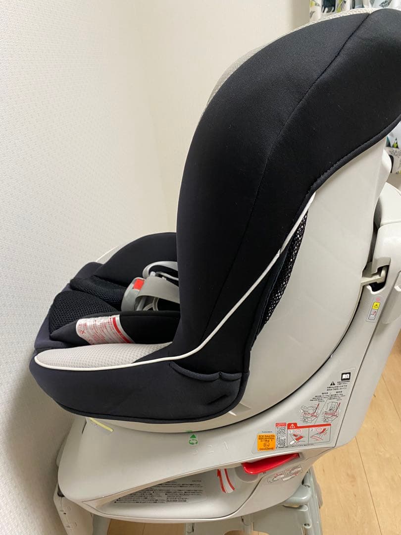 エールべべ　クルットntプレミアムw チャイルドシート　モノブラック
