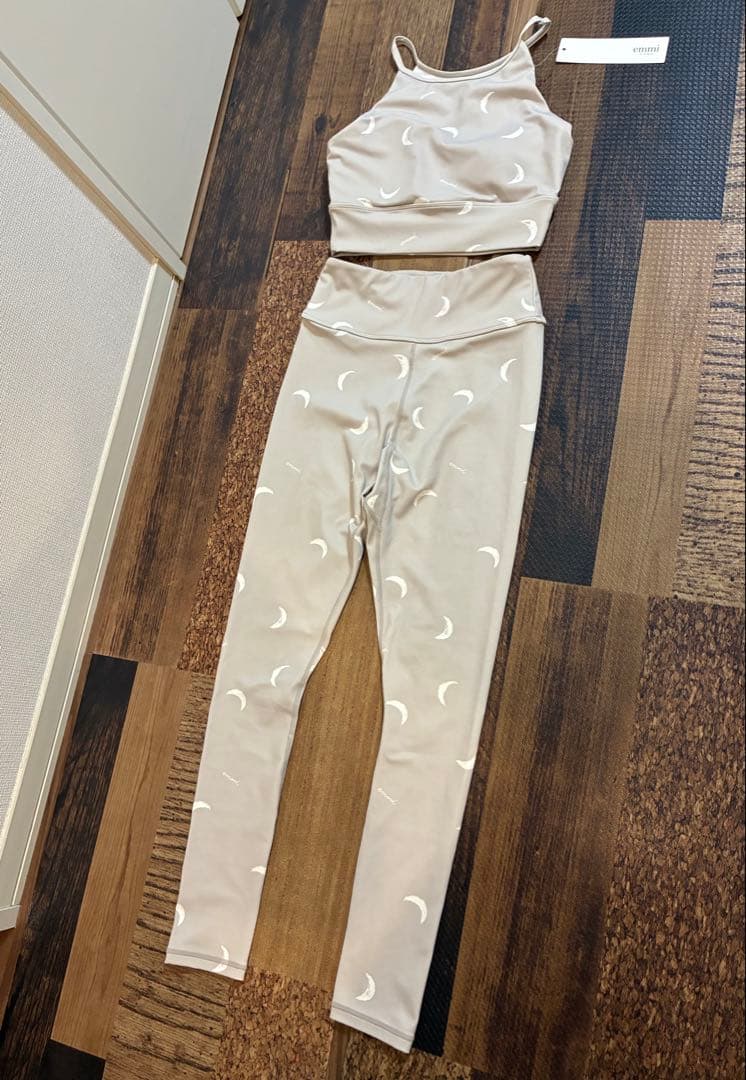 新品同emmi yogaエミヨガ　ヨガウェア　グレージュ×ムーン　ペイントタッチ