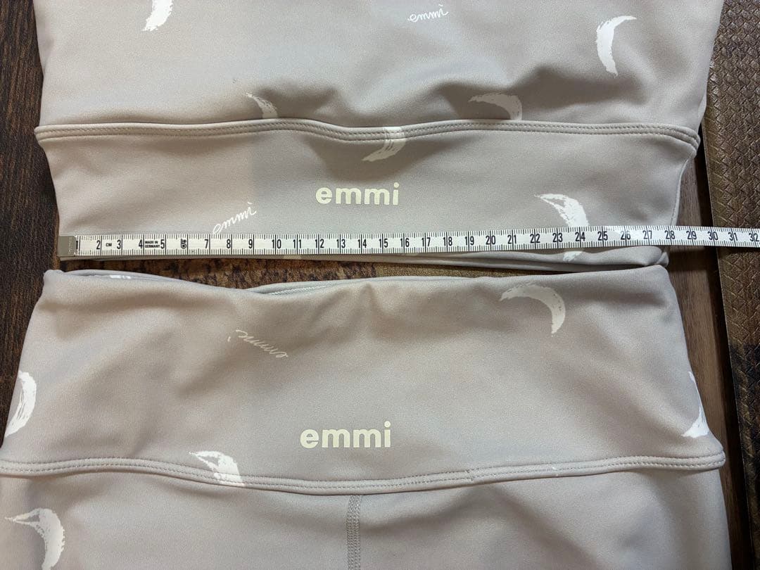 新品同emmi yogaエミヨガ　ヨガウェア　グレージュ×ムーン　ペイントタッチ