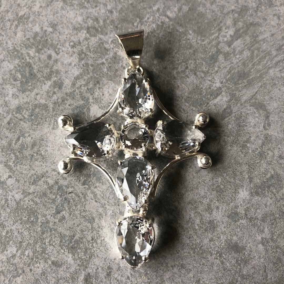 引き寄せの力が強いホワイトトパーズのペンダントトップ