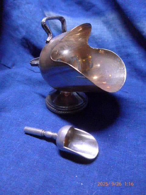 松*風様 美品　クラッシックなアンティーク　銀のシュガースカットルです