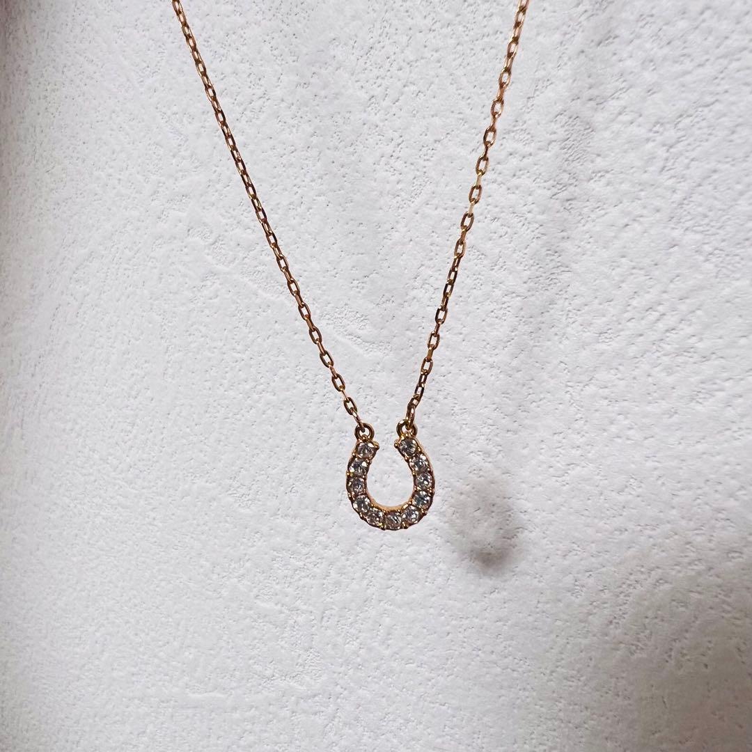 スワロフスキー　ゴールドネックレス　ホースシュー型