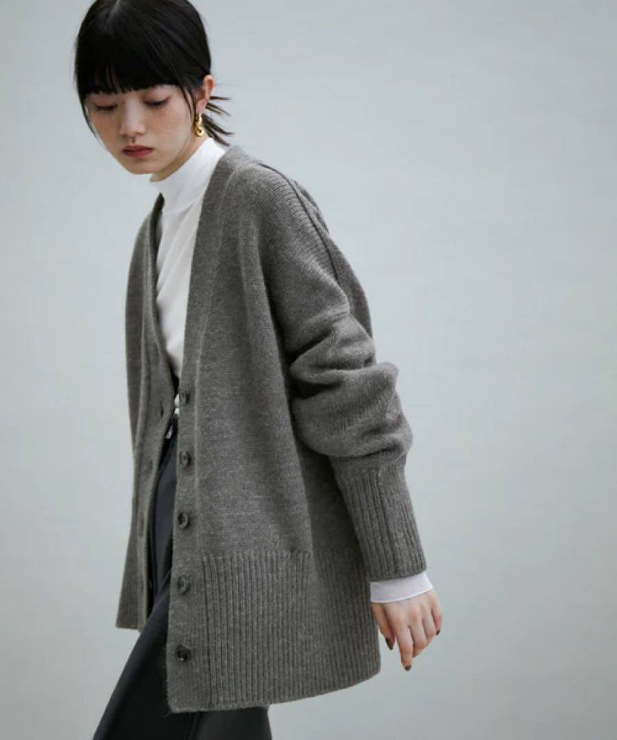 mimosa ローゲージVネックカーディガン　エアリーシアーカフスカットソ