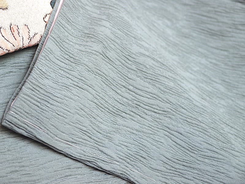 未使用　変わり織りの無地着物（くすみ灰青系）背紋無　美品