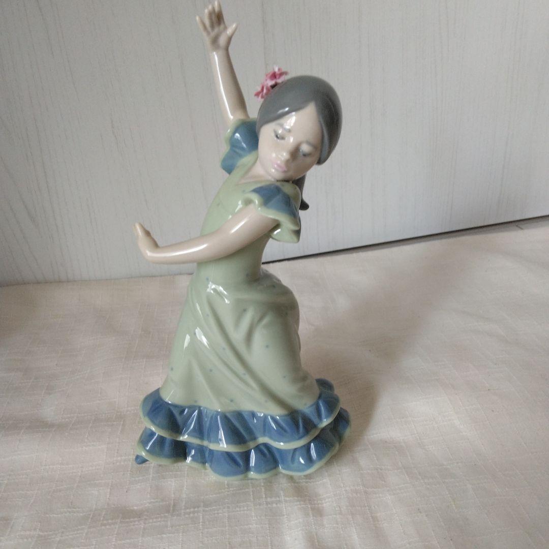 リヤドロ人形　フラメンコを踊る少女の陶器置物　箱入り