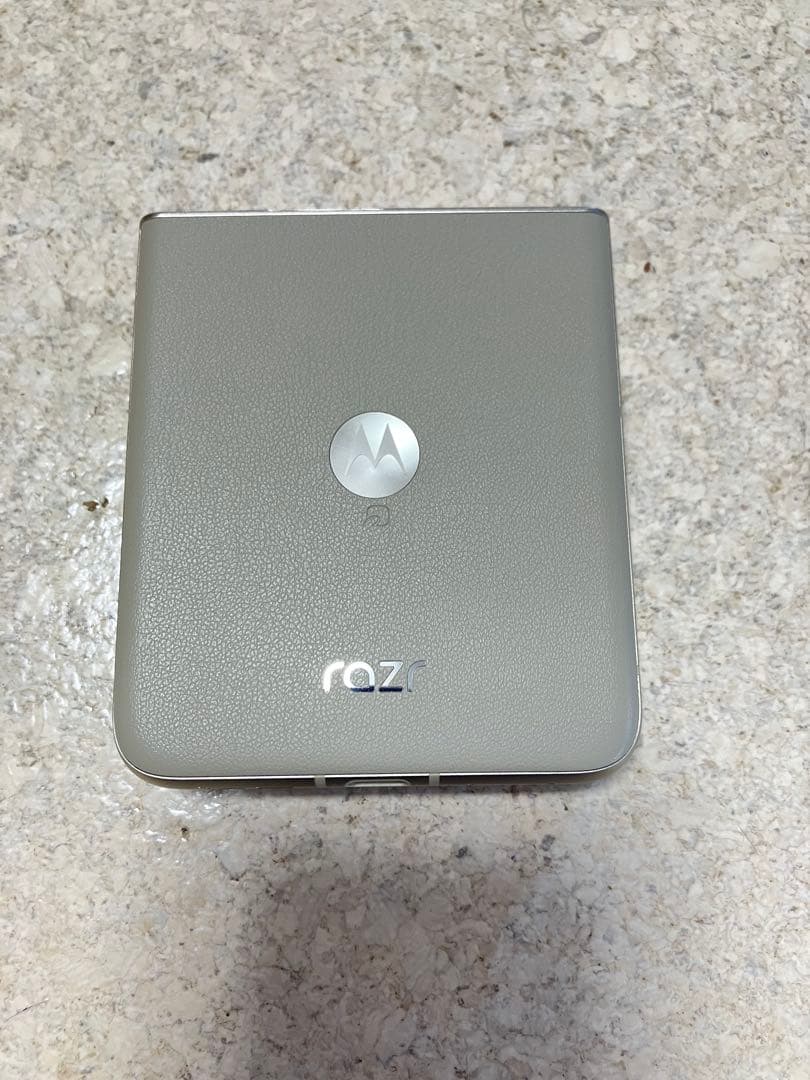 Motorola razr 50s本体 サンドクリーム