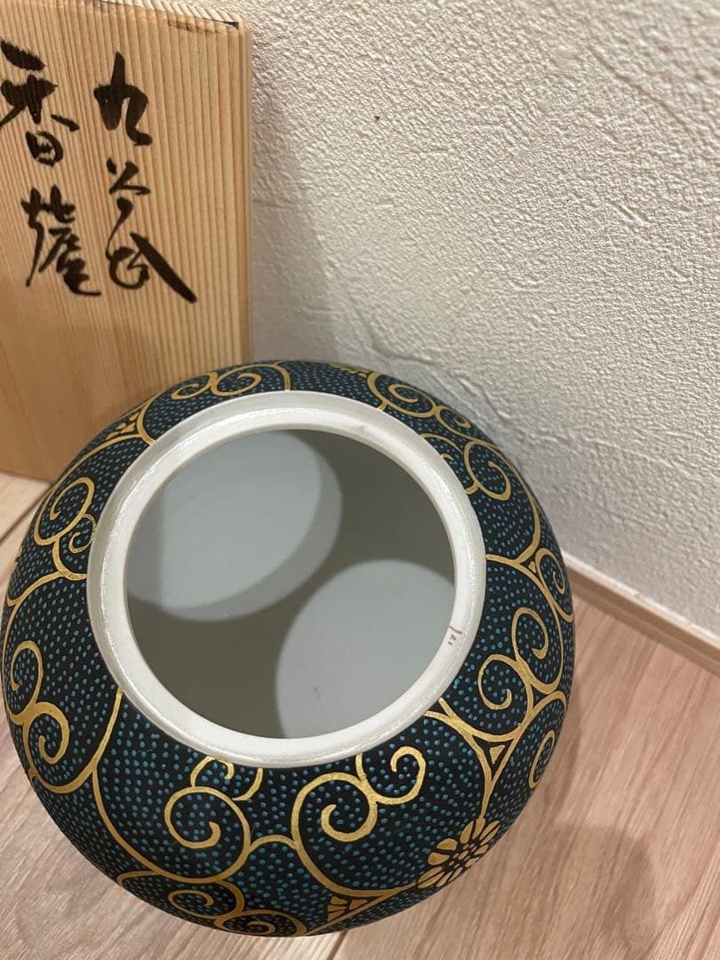 九谷焼　青色と金色の花模様の香炉