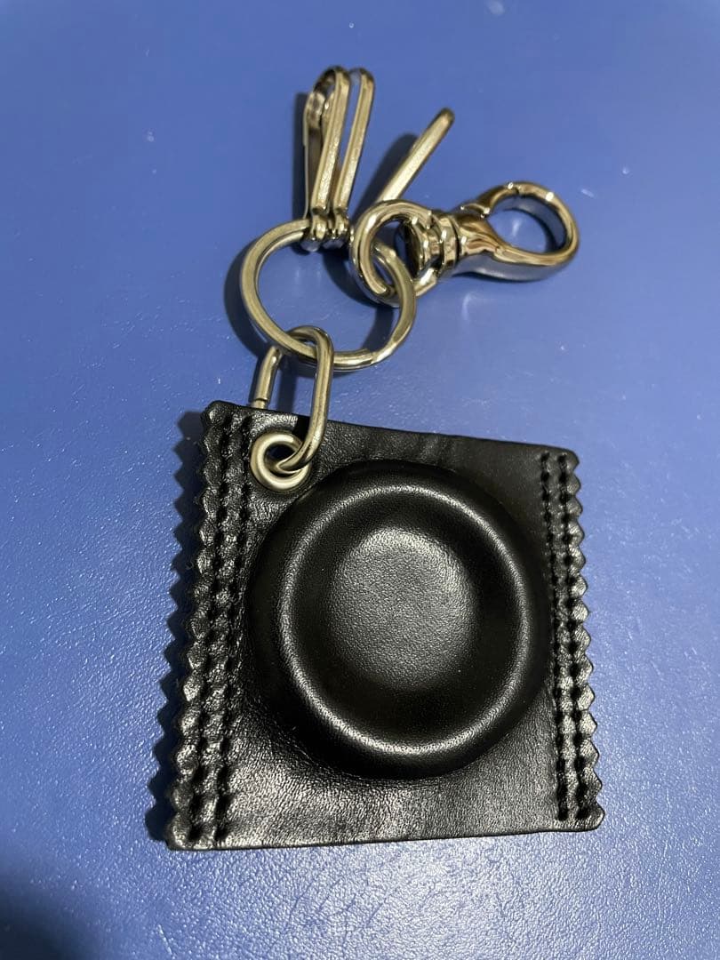 SKINTOKYOコンドームキーホルダーキーリング 新品未使用 牛革 ラス1
