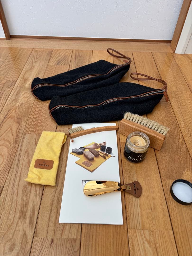 JOHN LOBB 真鍮製靴べら 、ブラシ、靴クリーム 革製品の取扱い説明書