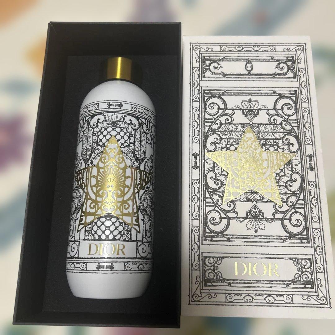 Dior 装飾的水筒