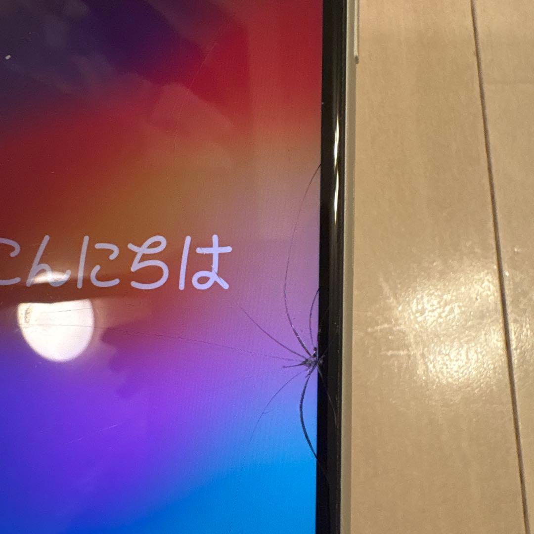 Apple iPhone SE 第二世代　ホワイト 画面ひびあり