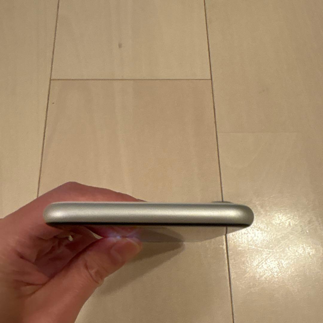 Apple iPhone SE 第二世代　ホワイト 画面ひびあり