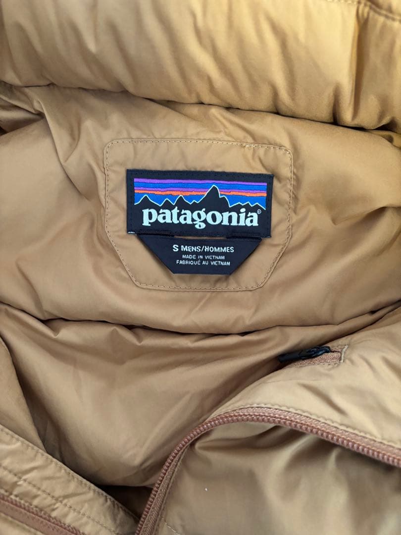 patagonia ダウンジャケット ベージュ 黒スウェット S