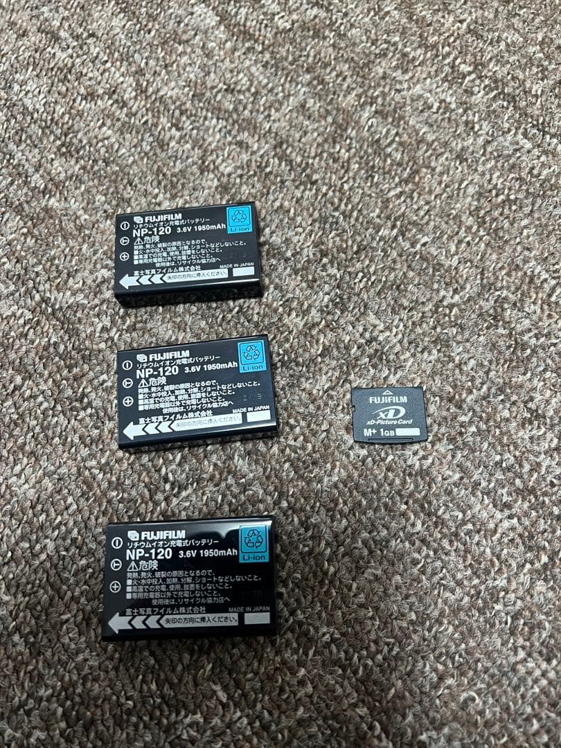 2005年製オールドデジカメ　FinePix F11 箱付属品全セット