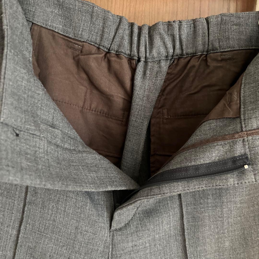 グレー ストレートシルエット カジュアルパンツ