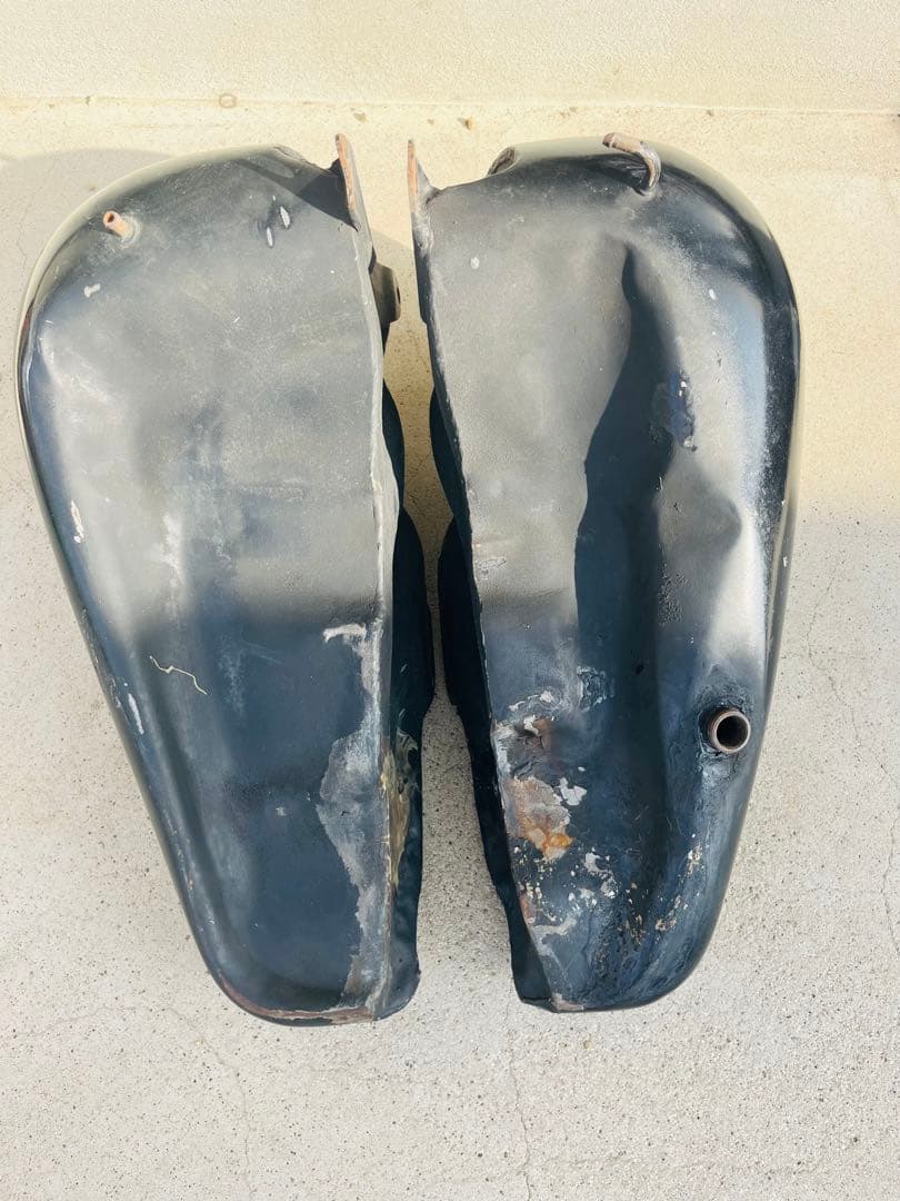 黒 ガソリンタンク 左右分割型