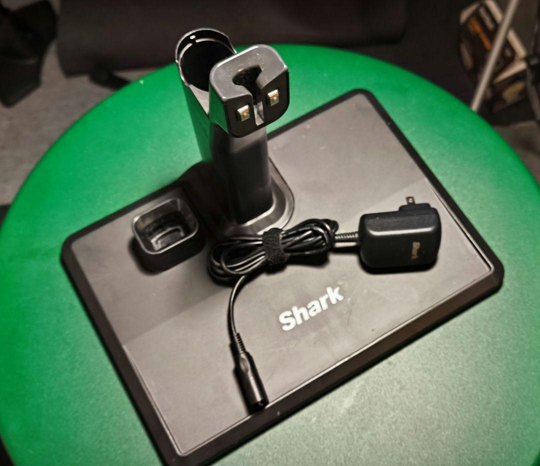 Shark スティッククリーナー本体とアタッチメントセット