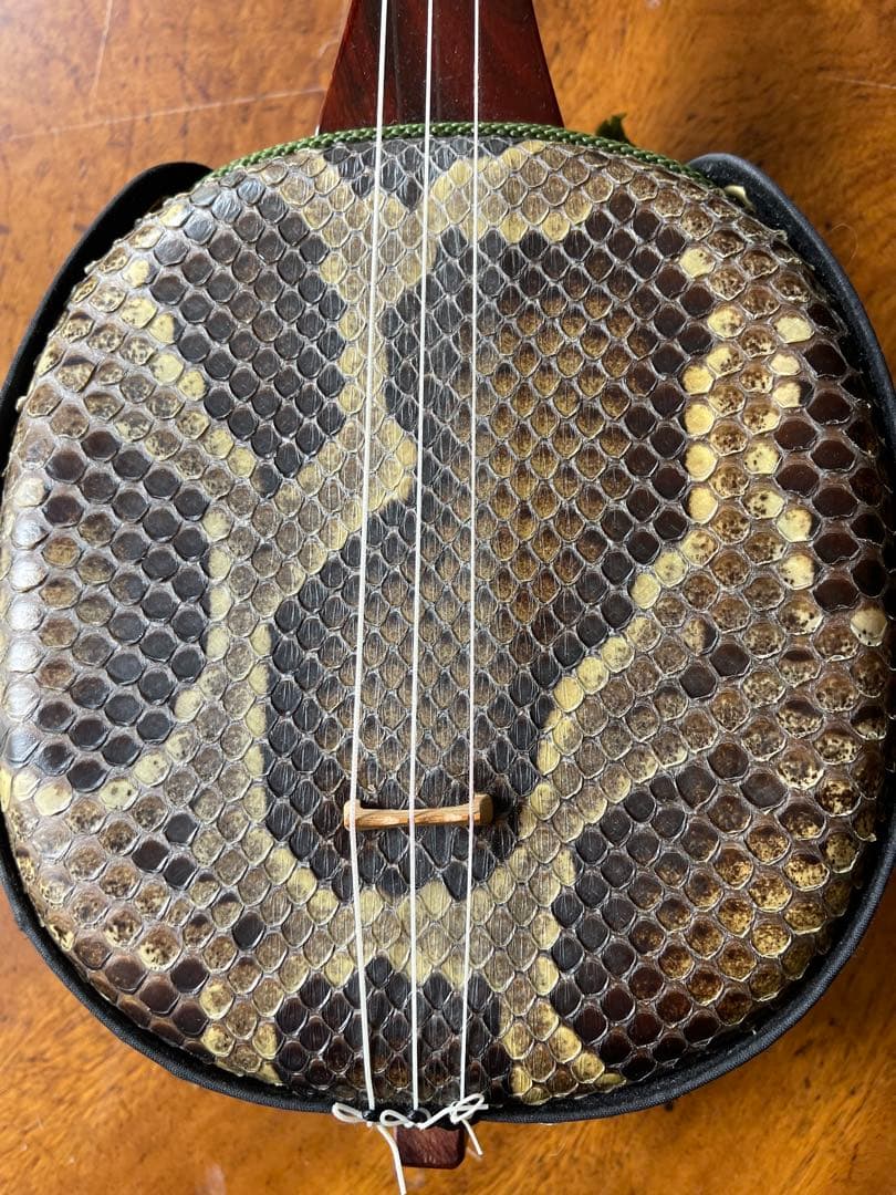 カラクイが美しい蛇皮三線 、バチその他ハードケース付き