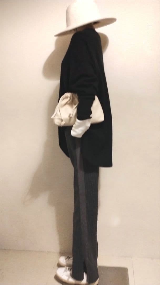 もも様C6915 黒ニット×ジップパンツコーデ