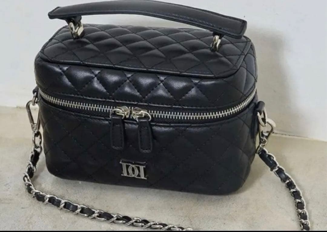 ダーリッチ　バニティバッグ　ブラック　ワイドタイプ