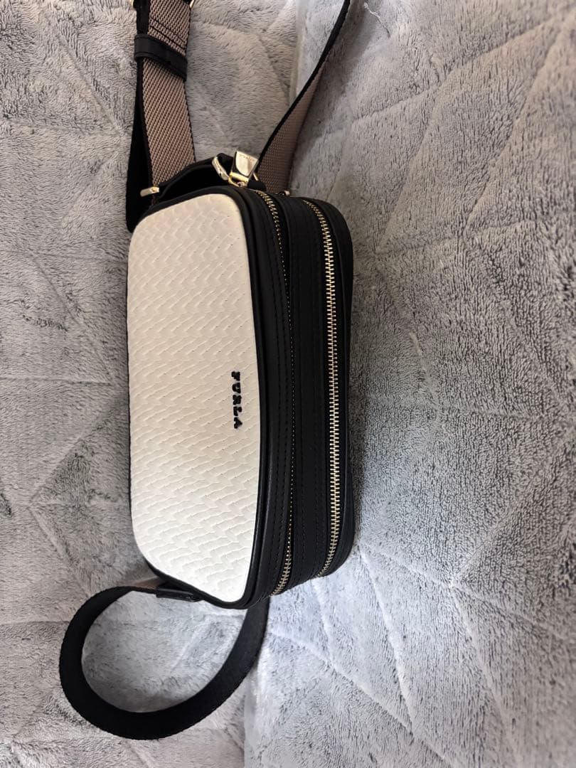 FURLA ショルダーバッグ　ホワイト　クロスボディーポーチ　キルティング