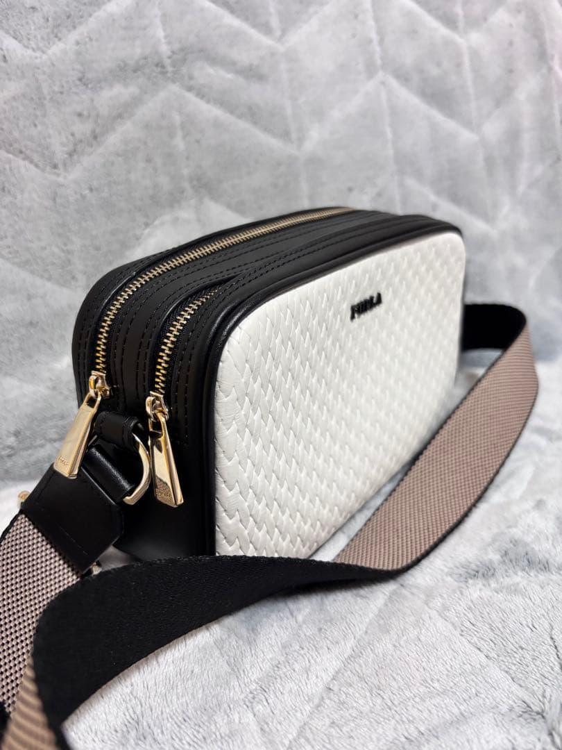 FURLA ショルダーバッグ　ホワイト　クロスボディーポーチ　キルティング