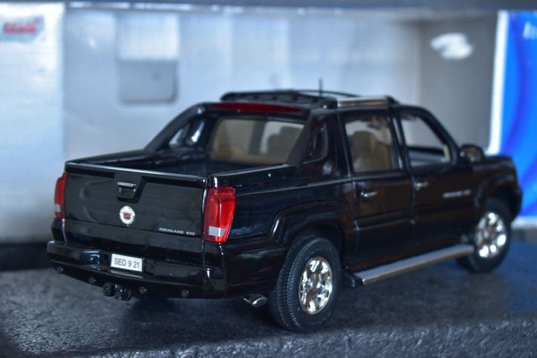 1/18 アンソン キャデラック エスカレード EXT トラック アバランチ