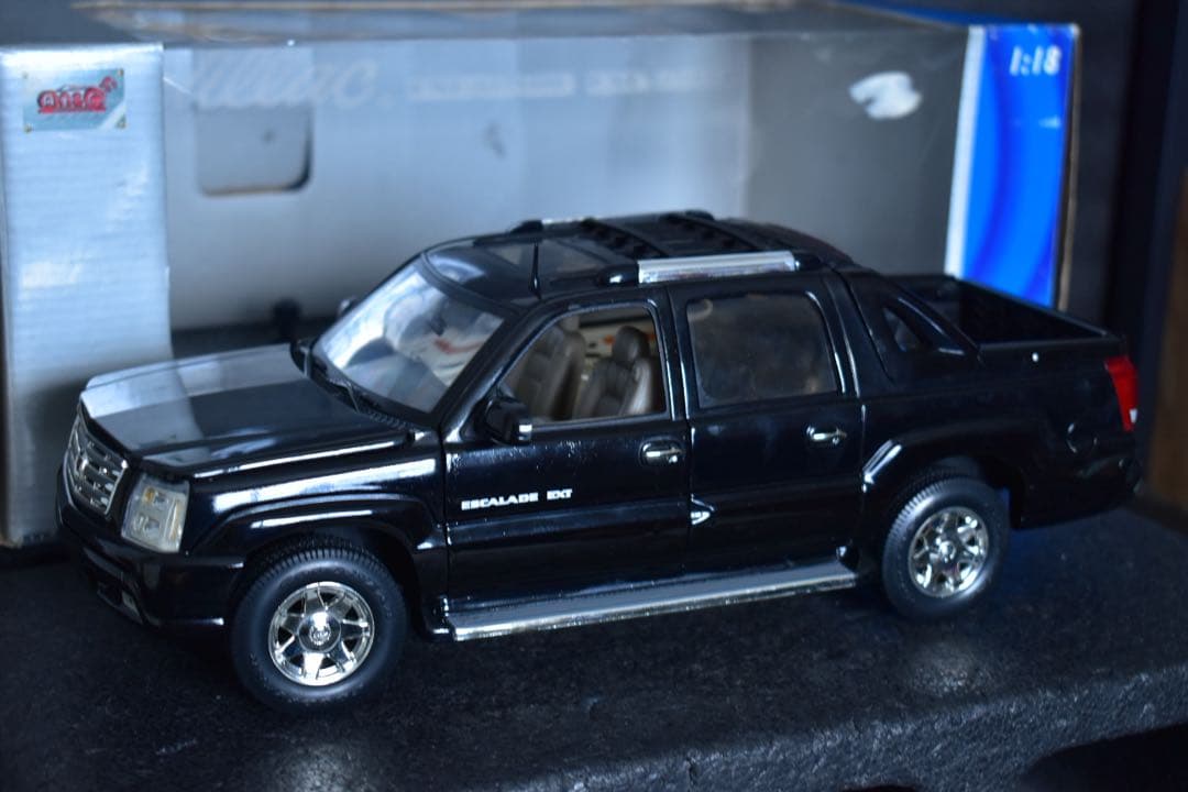 1/18 アンソン キャデラック エスカレード EXT トラック アバランチ