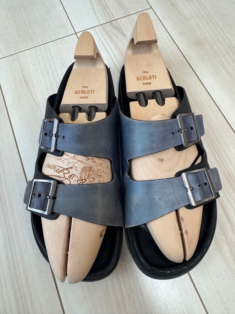 BERLUTI グレー サンダル バックル付き