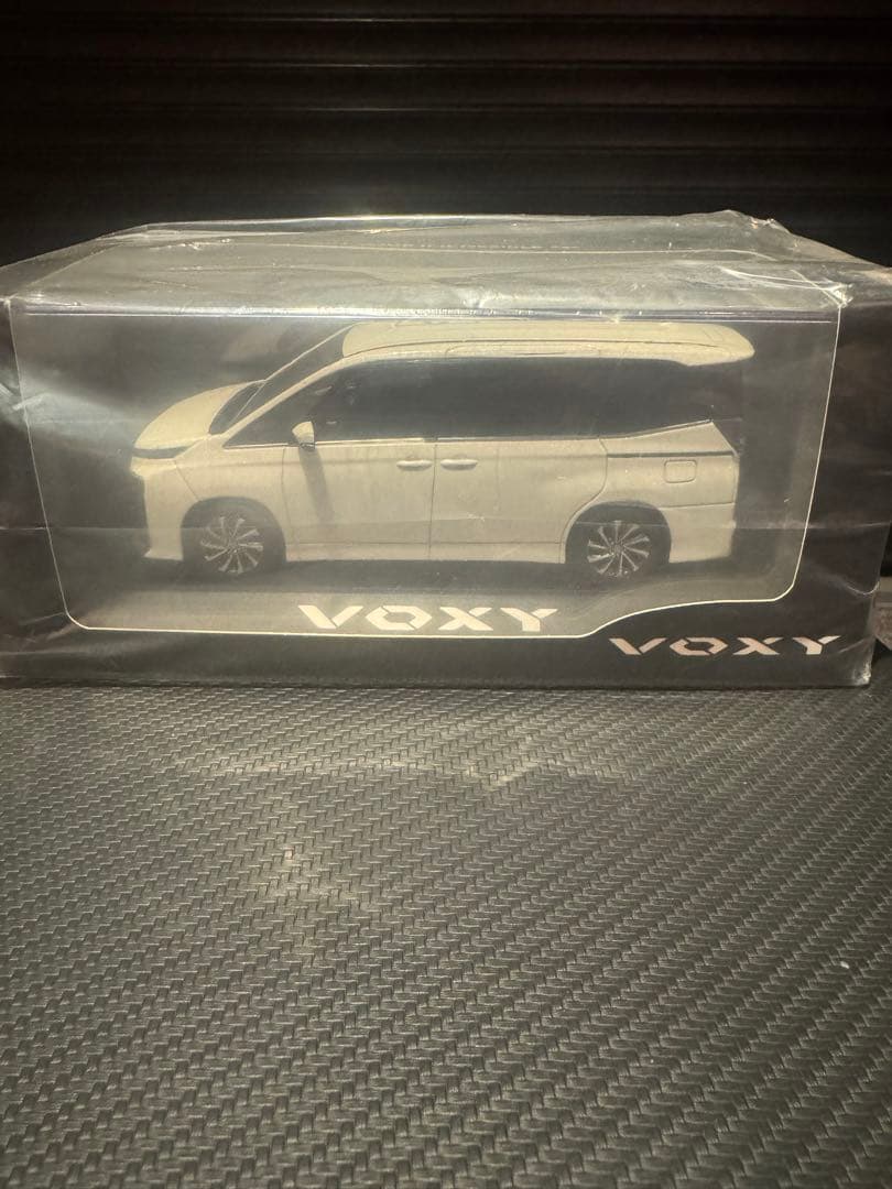 トヨタ Voxy ミニカー1/30 ホワイトパール　新品