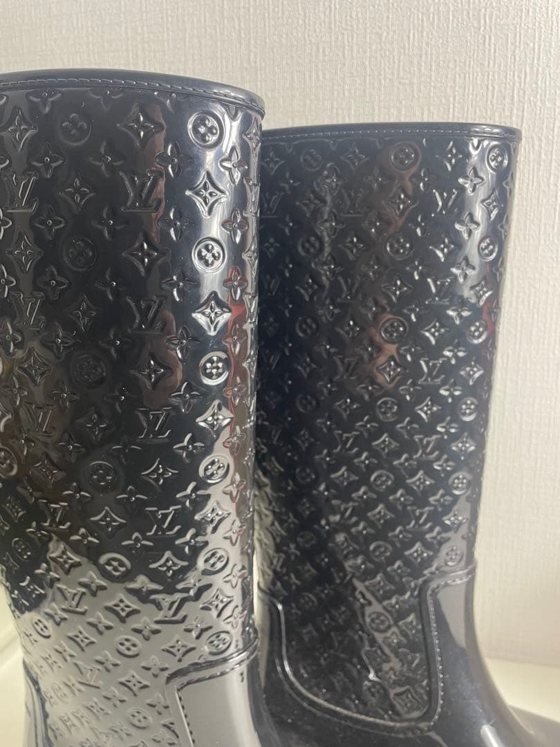 黒のロゴパターンラバーブーツ
