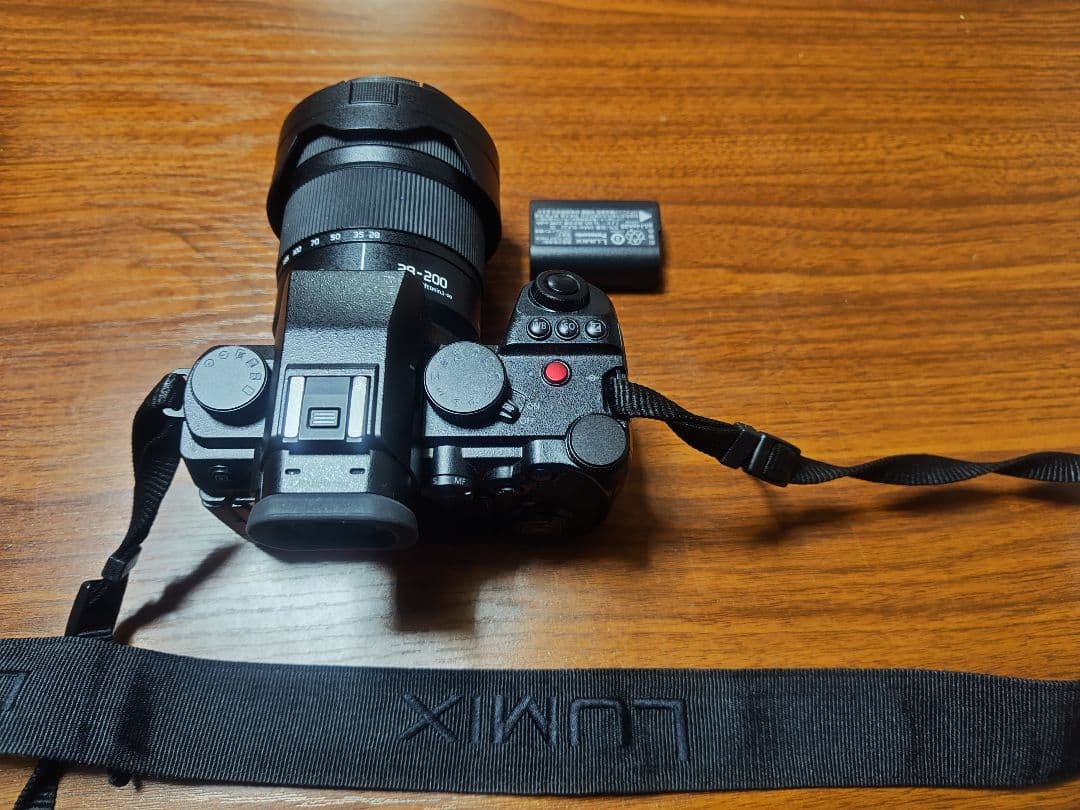 LUMIX LUMIXS5ⅱxと 28-200mmレンズ、純正ストロボ付き