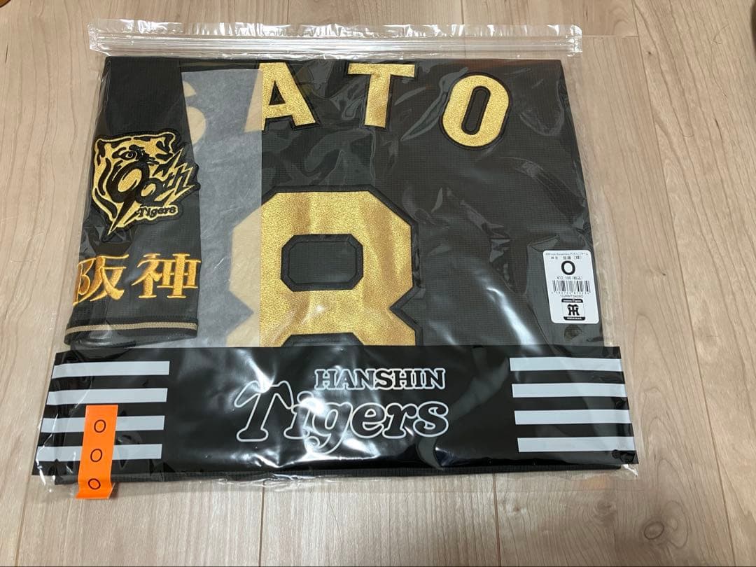 阪神タイガース　佐藤輝明　ユニフォーム　O ブラックダイナマイトシリーズ