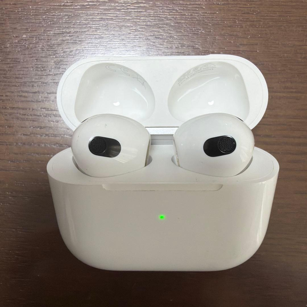 AirPods本体 ホワイト 充電ケース付き　第3世代　1カ月使用のみ