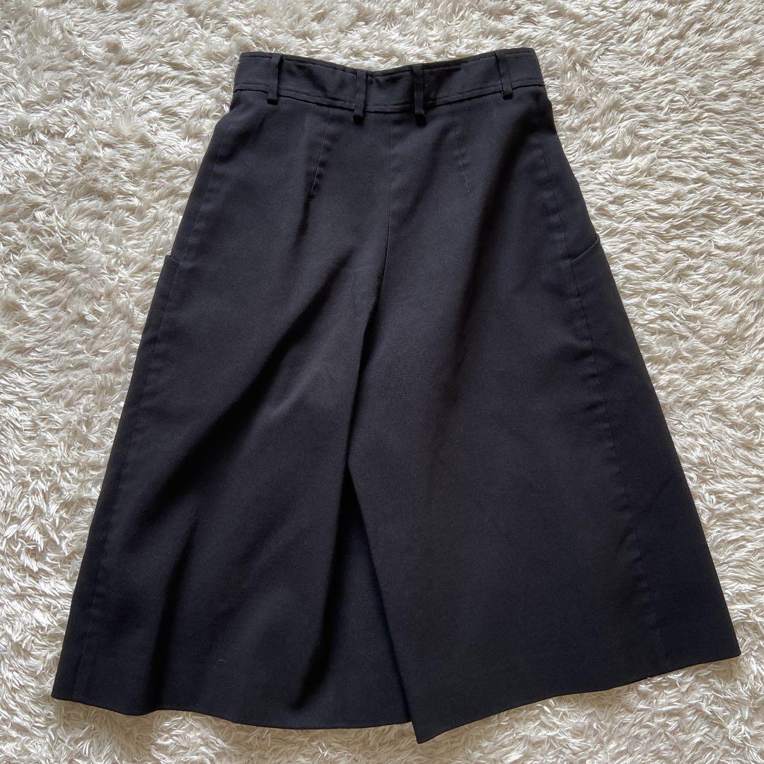 近年　美品　フェラガモ　コットンシルクハーフパンツ　タック　膝下丈　38M位　黒