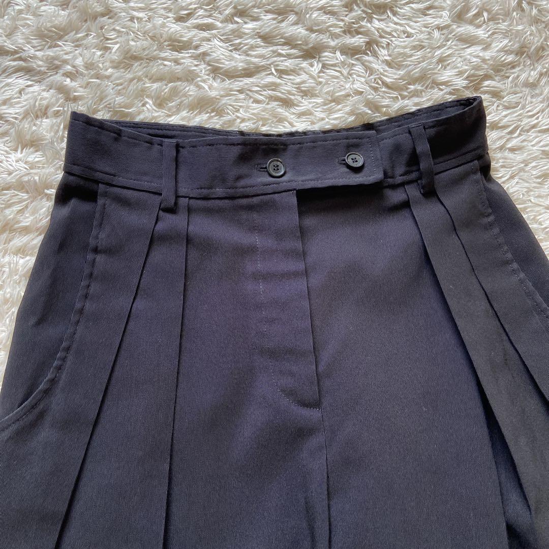 近年　美品　フェラガモ　コットンシルクハーフパンツ　タック　膝下丈　38M位　黒