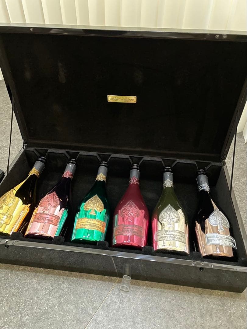 アルマンドアタッシュケース空瓶付きArmand de Brignac 6本