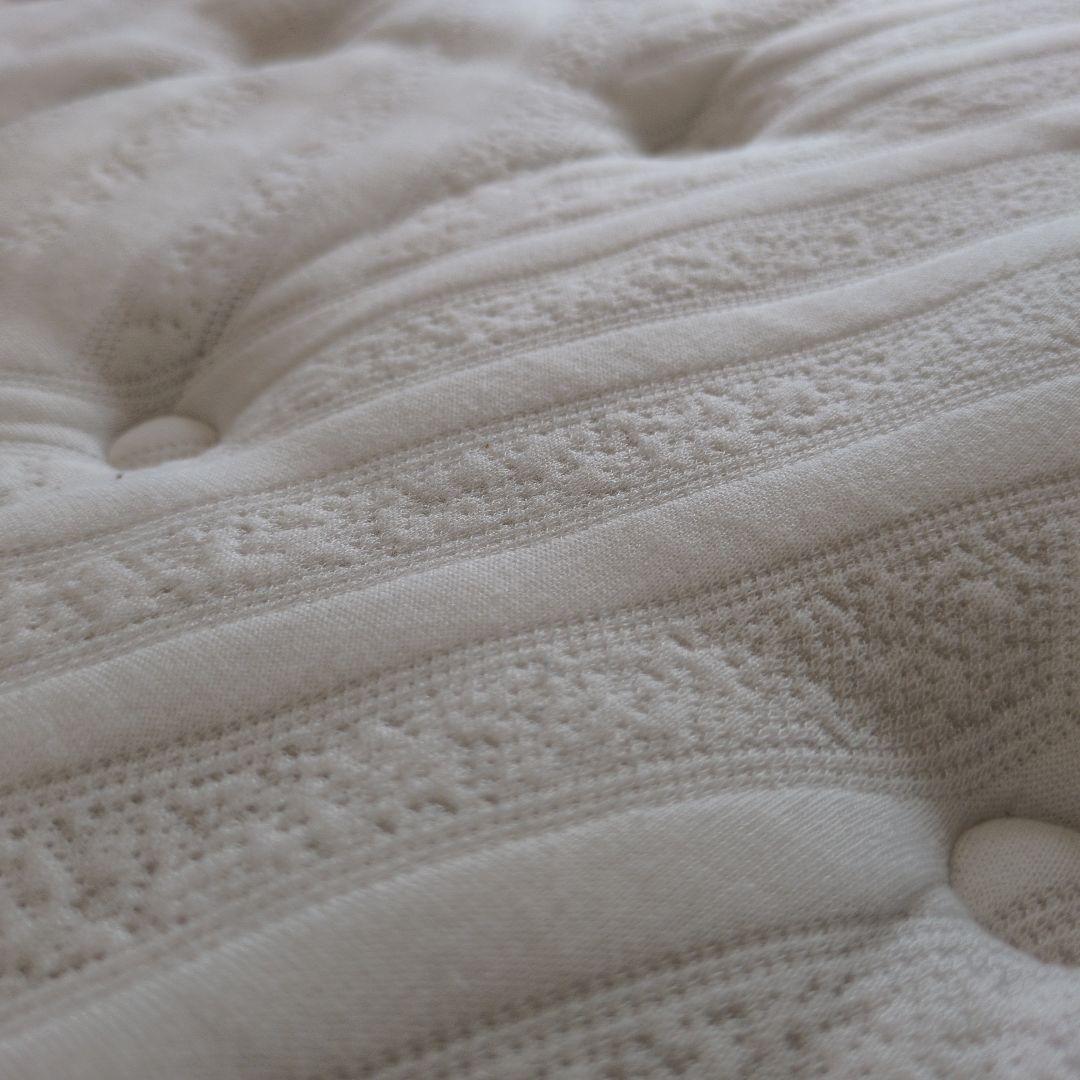 ニトリ　クイーンサイズベッドフレーム (マットレス付き)