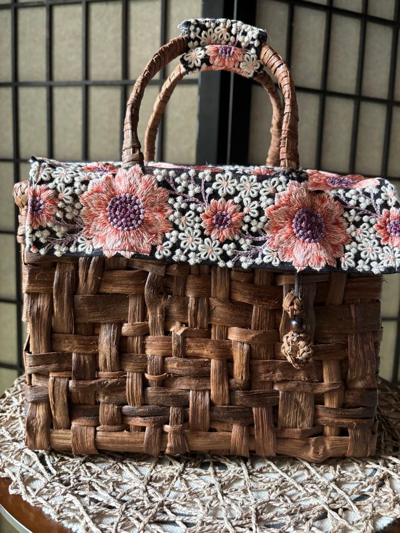 花柄インド刺繍リボン付きボックス型山葡萄バッグ