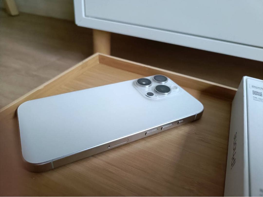 iPhone 15 Pro 128G ホワイトチタニウム