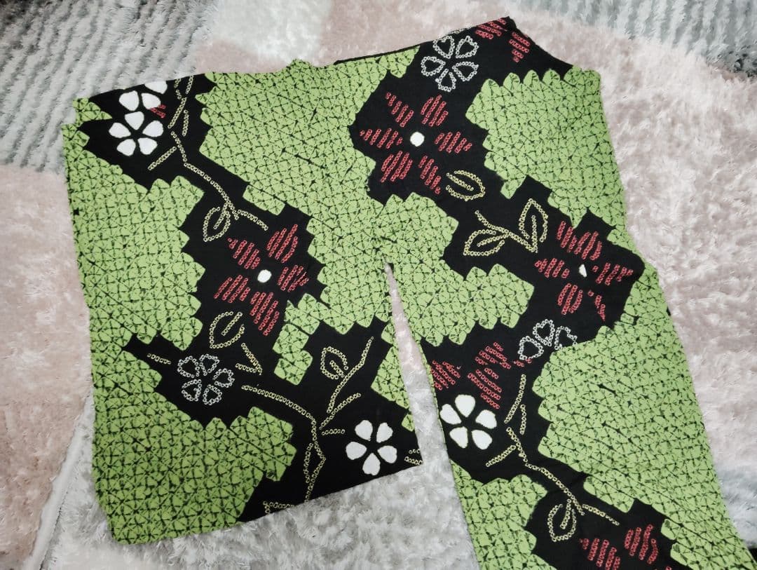 有松絞り 緑地に黒色の花柄