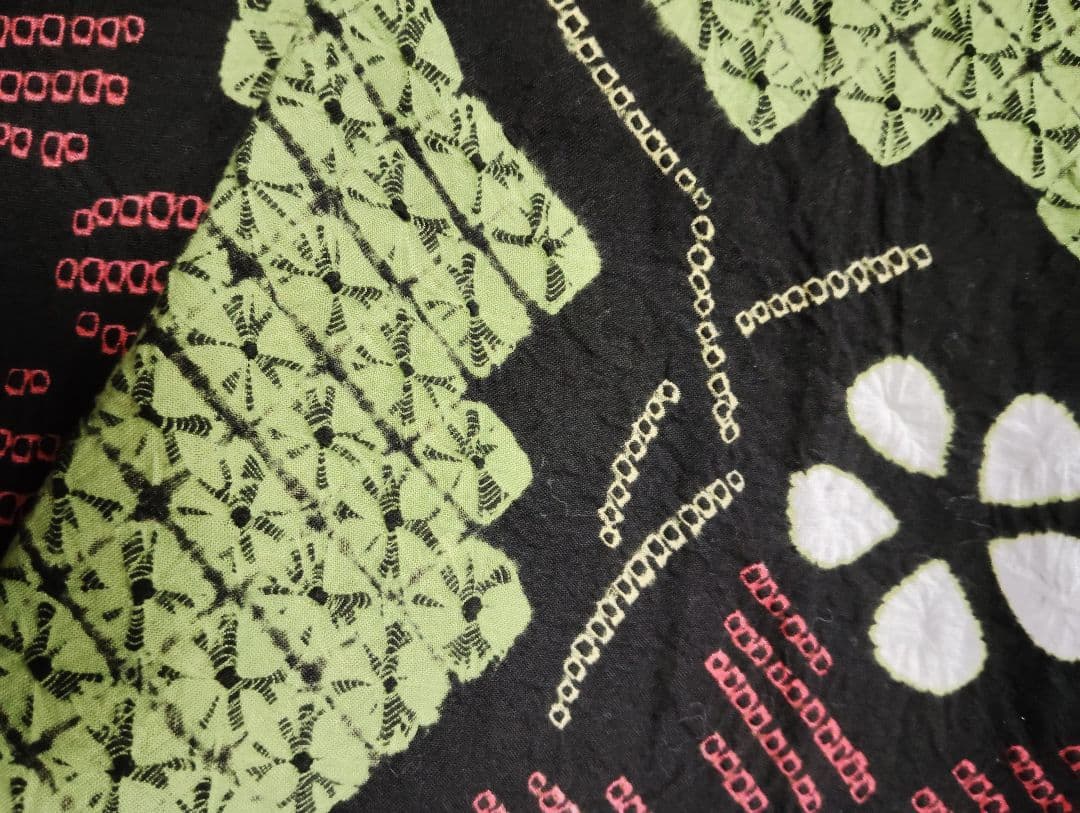 有松絞り 緑地に黒色の花柄