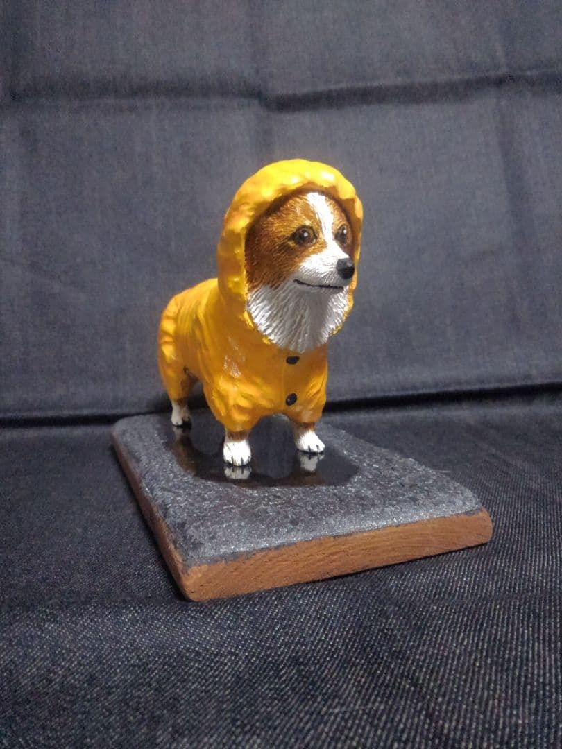 木彫りのコーギー 雨の散歩