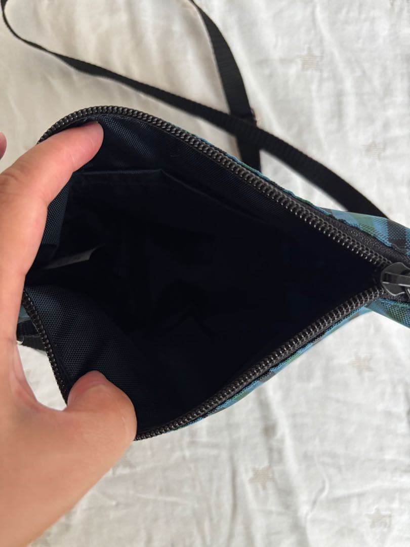 ファミリア　青系ファミリアチェックの舟形ナイロンポシェット