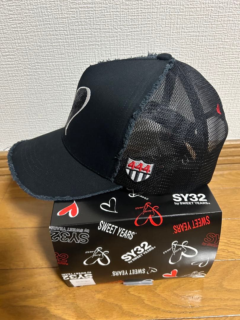 SY32 ×ヨシノリコタケ　ハート刺繍 メッシュキャップ 黒