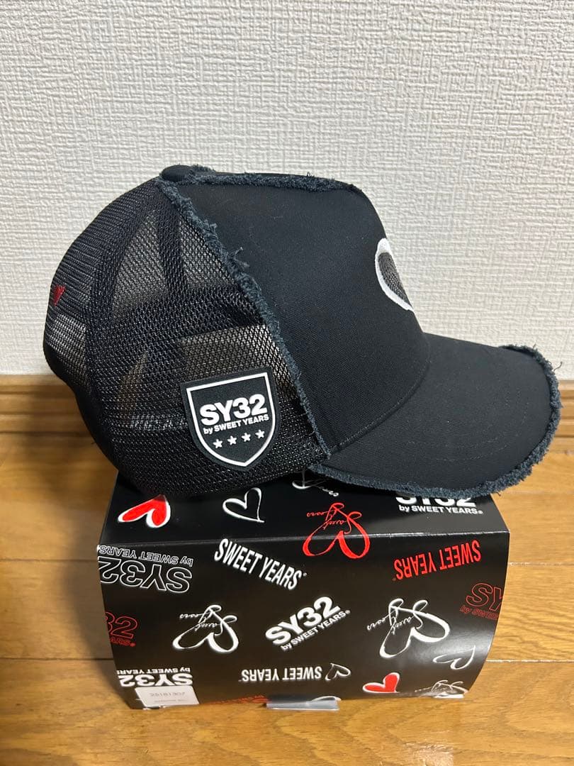 SY32 ×ヨシノリコタケ　ハート刺繍 メッシュキャップ 黒