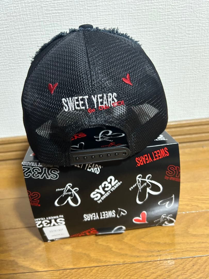 SY32 ×ヨシノリコタケ　ハート刺繍 メッシュキャップ 黒