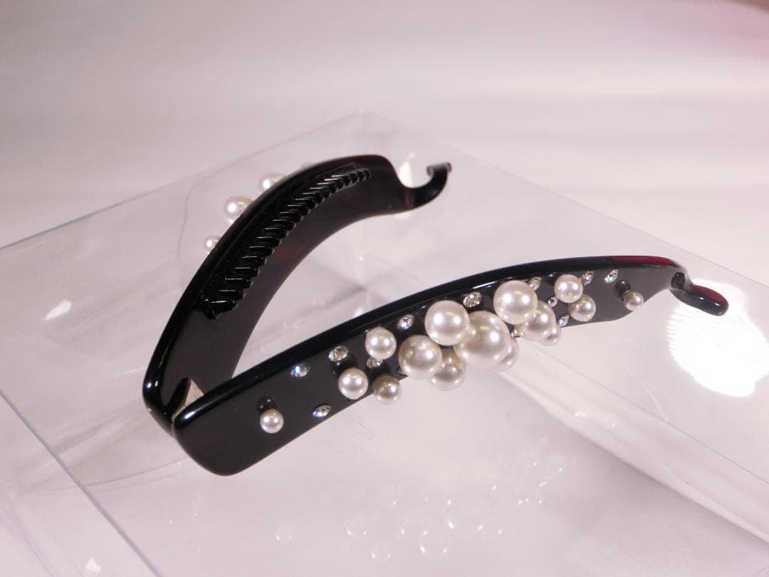 パールとクリスタルの装飾の黒いバナナクリップ